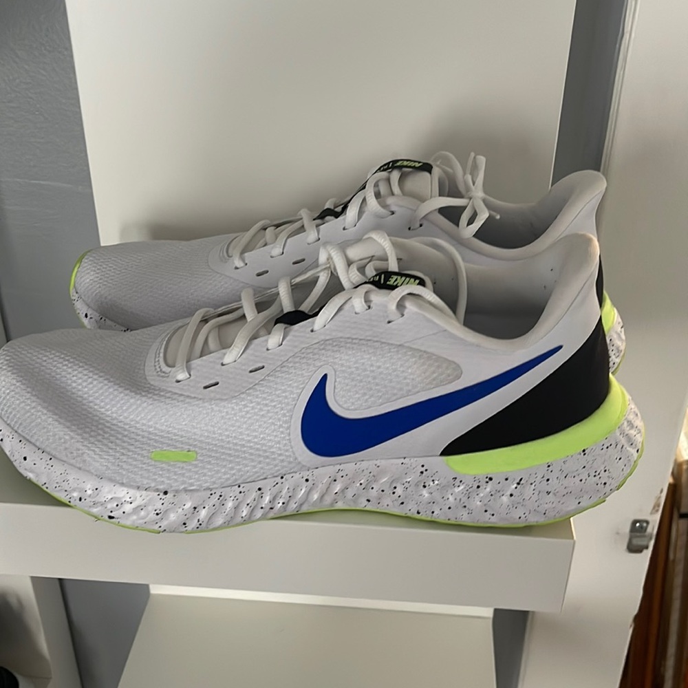 Nike revolution size 13 no box